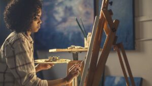 Woman painting to improve her positive mindset